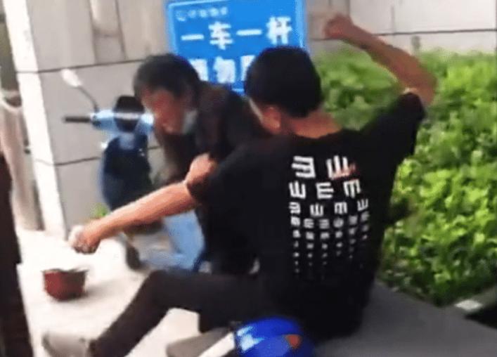 男子进小区不戴口罩,被保安阻拦后与保安争吵,母亲劝架反被揍休闲区蓝鸢梦想 - Www.slyday.coM 男子进小区不戴口罩,被保安阻拦后与保安争吵,母亲劝架反被揍休闲区蓝鸢梦想 - Www.slyday.coM