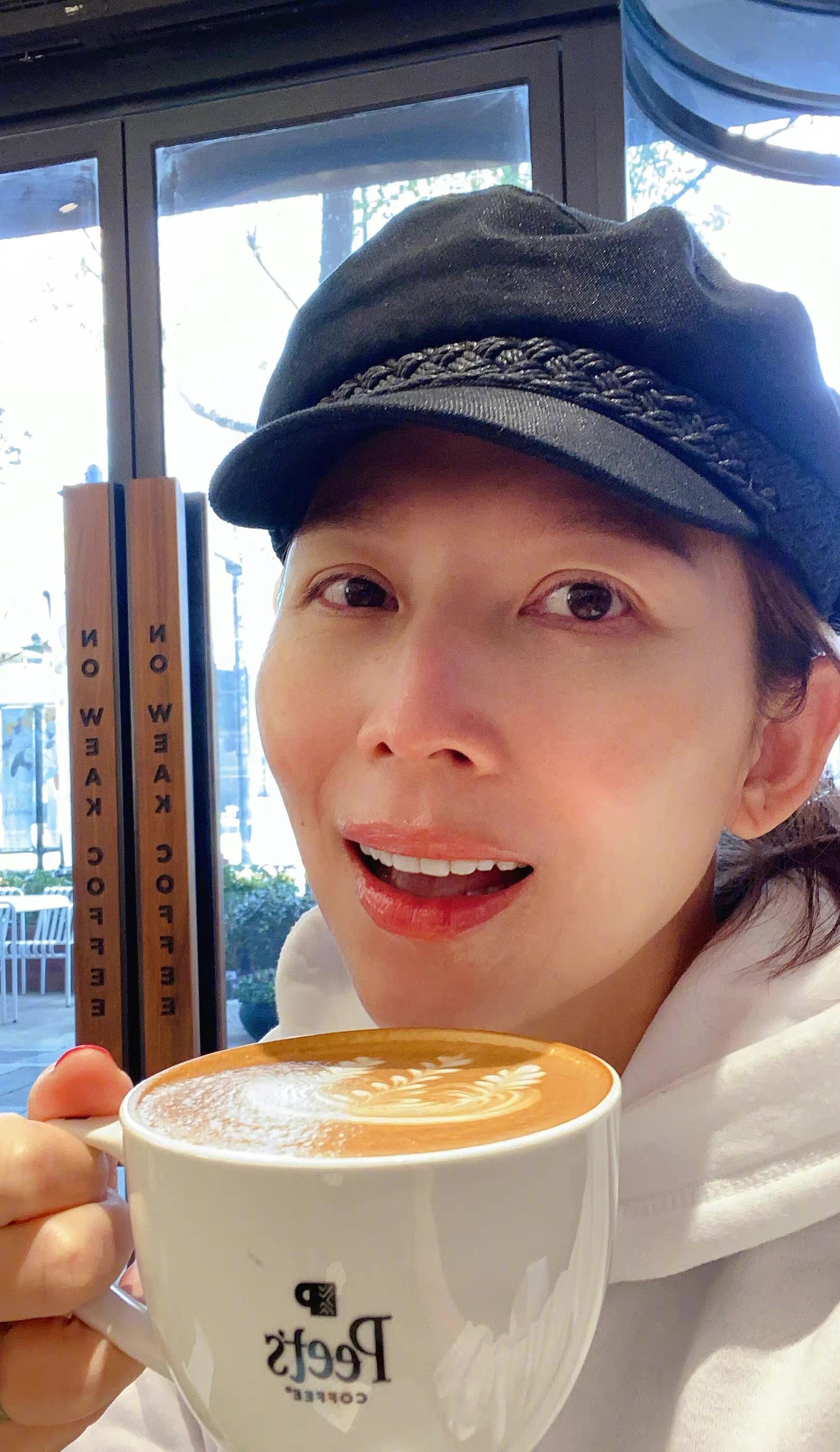 蔡少芬事业家庭双丰收闲适喝咖啡四连拍素颜出镜皮肤状态好