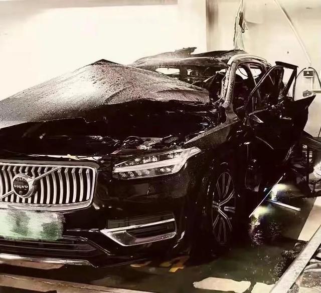 南京某小区一辆沃尔沃插电混动版XC90疑充电时爆炸，现场无人员伤亡，沃尔沃回应休闲区蓝鸢梦想 - Www.slyday.coM