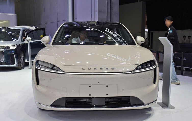 30万级华系SUV之争！阿维塔11对比智界R7谁更值？