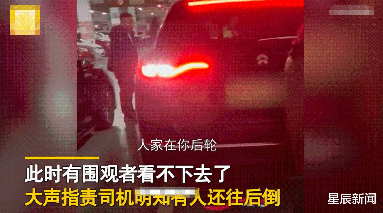 江苏一女子“人肉占车位”，被车强行顶着后退，司机淡定锁车后扬长而去休闲区蓝鸢梦想 - Www.slyday.coM