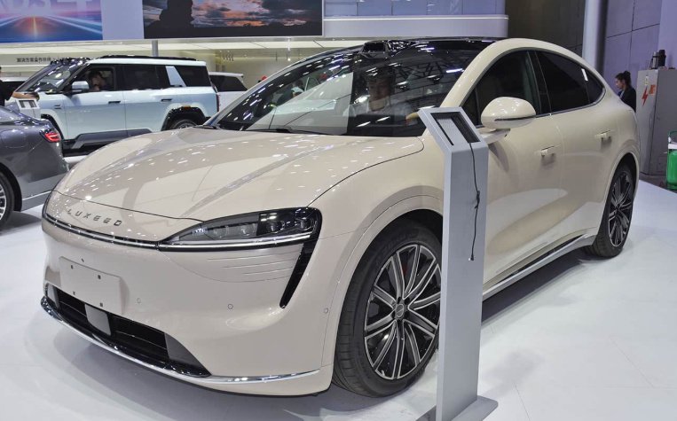 30万级华系SUV之争！阿维塔11对比智界R7谁更值？