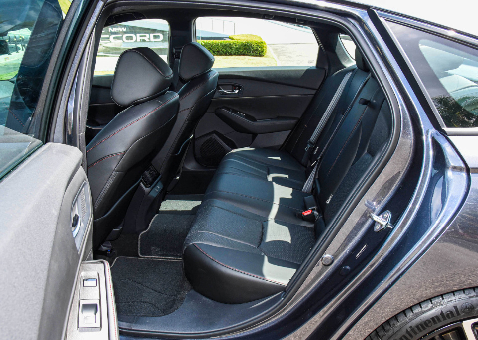 日系B级轿车争夺赛：2023款丰田凯美瑞对比本田雅阁