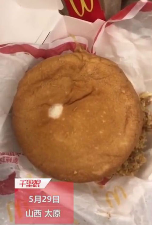 女子吃麦当劳汉堡发现大量活虫！麦当劳回应：正常情况下不会发生