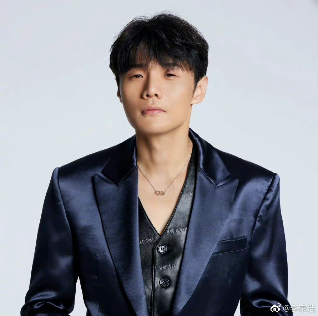 李荣浩发微博庆祝自己出道九周年!_高清图集_新浪网