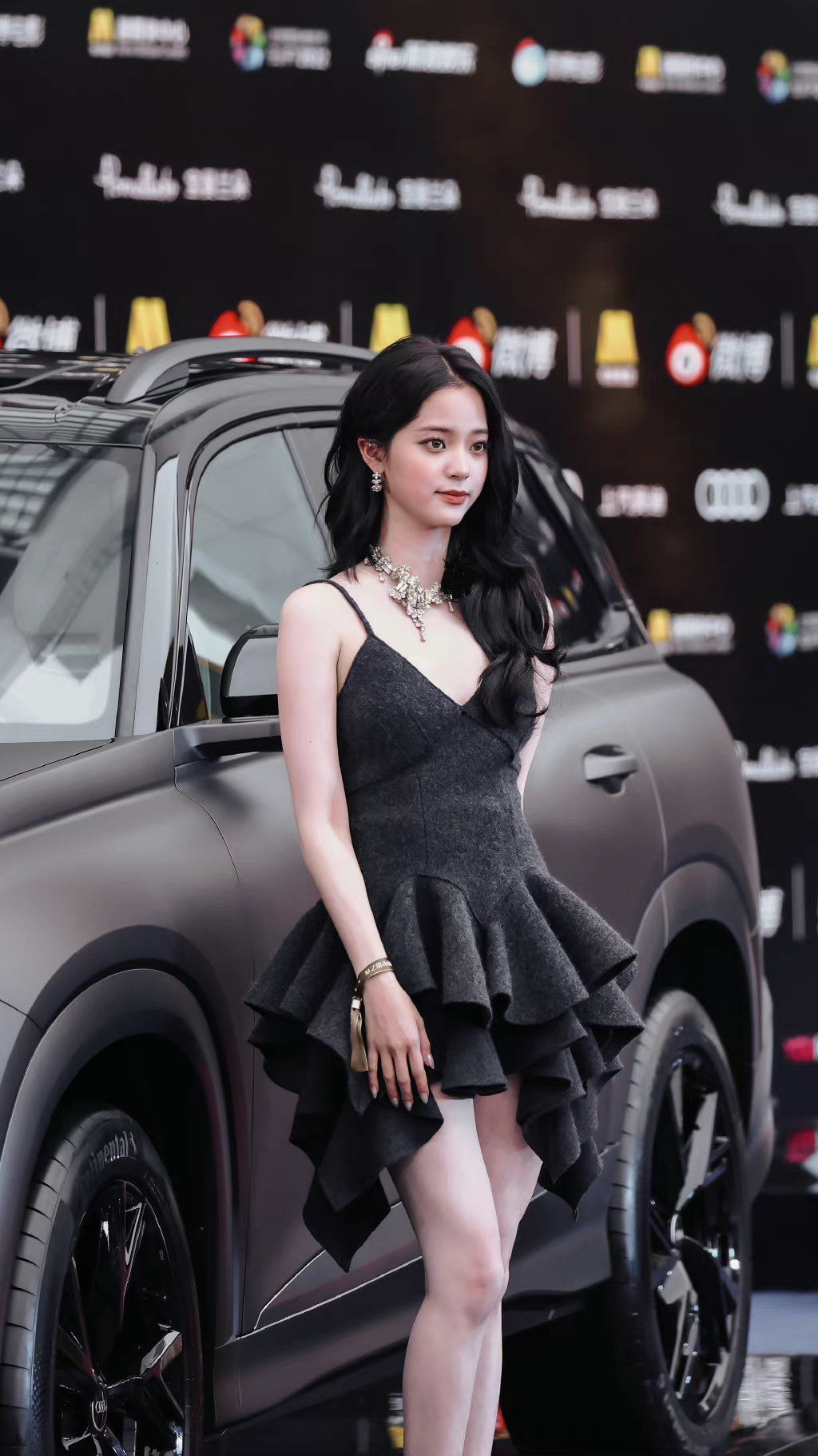 欧阳娜娜吊带黑裙清凉美丽