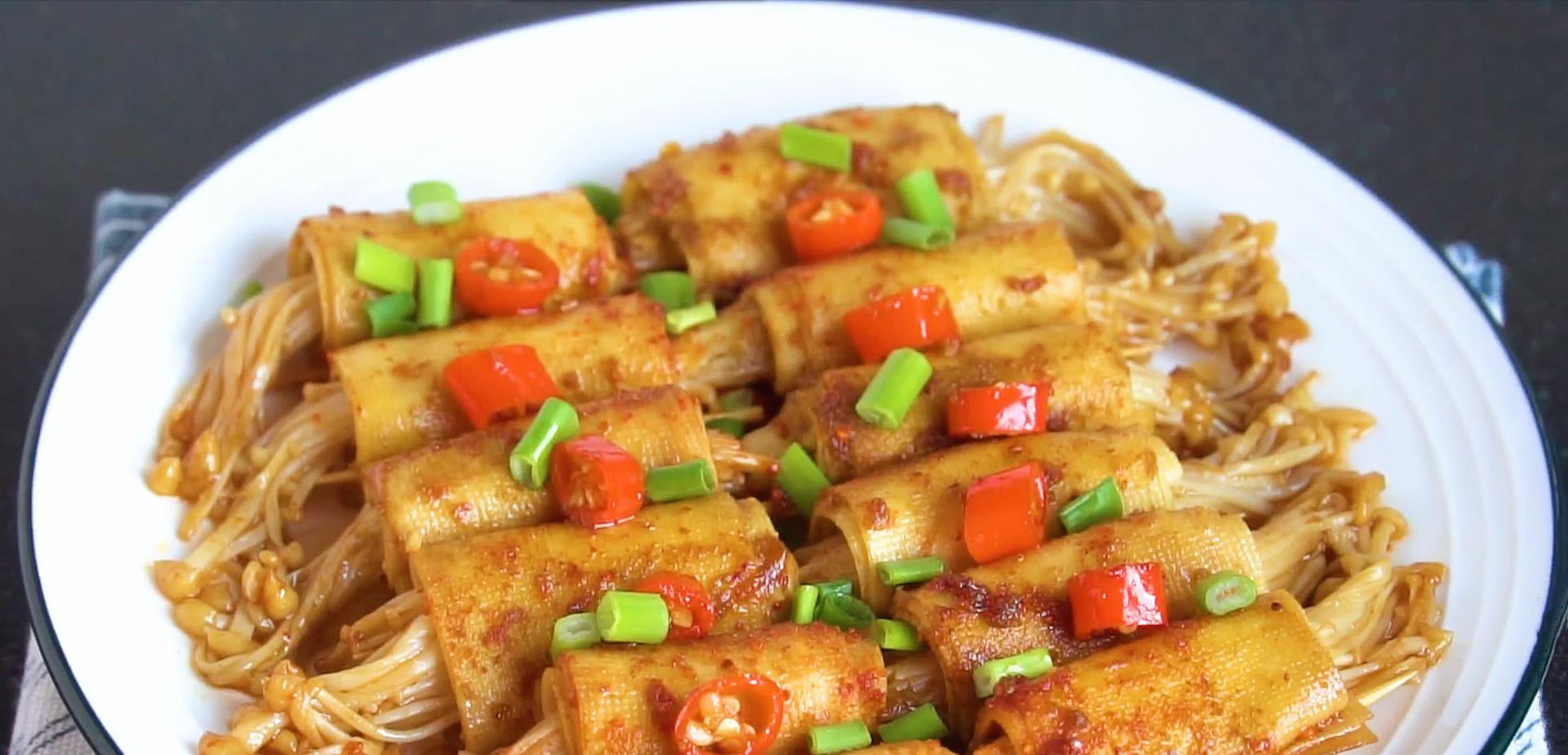 豆皮卷上一把金针菇,放锅里一煮,比烧烤还好吃|豆皮|金针菇|豆腐皮