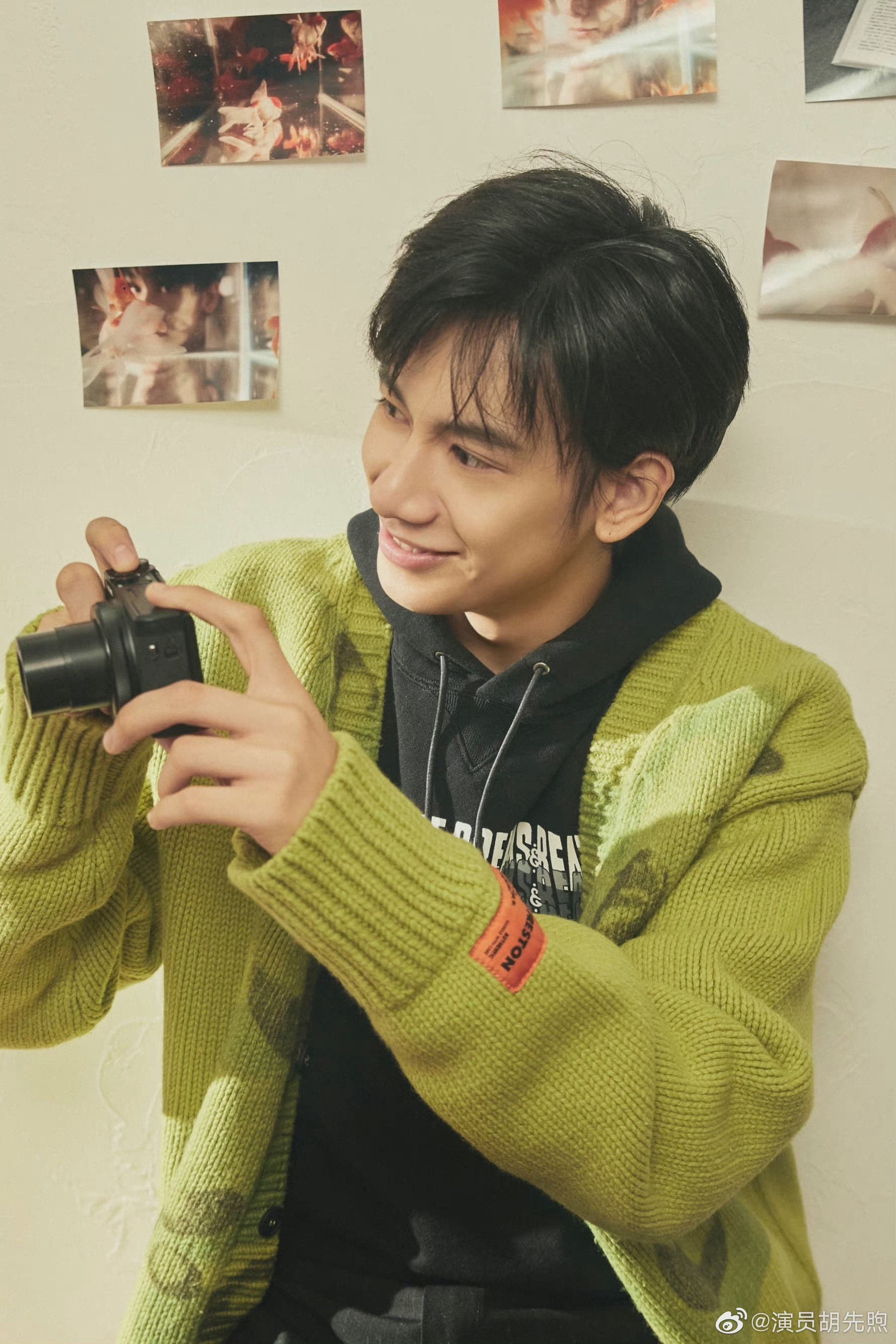 胡先煦最新写真绿色毛衣好清爽弟弟笑得好开心咱就是说