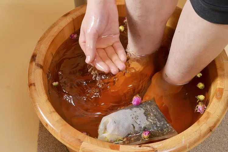 就比如我家的这款柴胡疏肝散泡脚包,它主要为六种药材组成,即陈皮