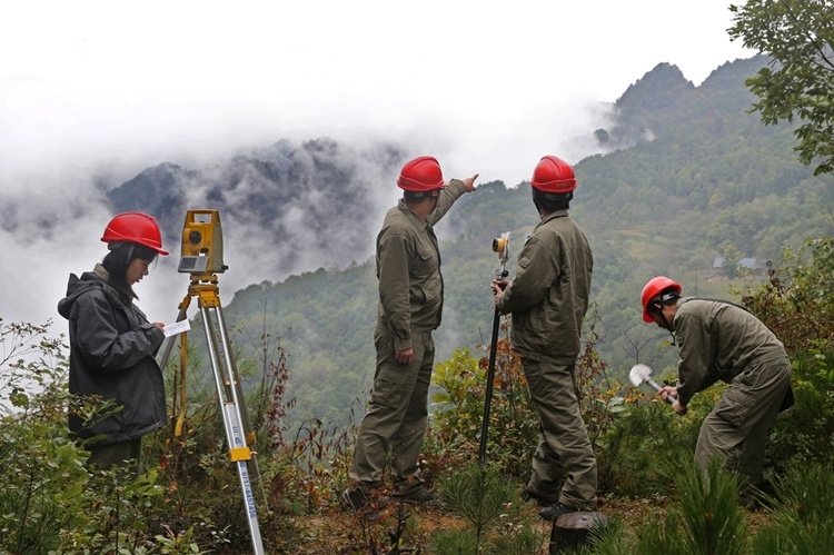 我们在神农架搞电网勘测