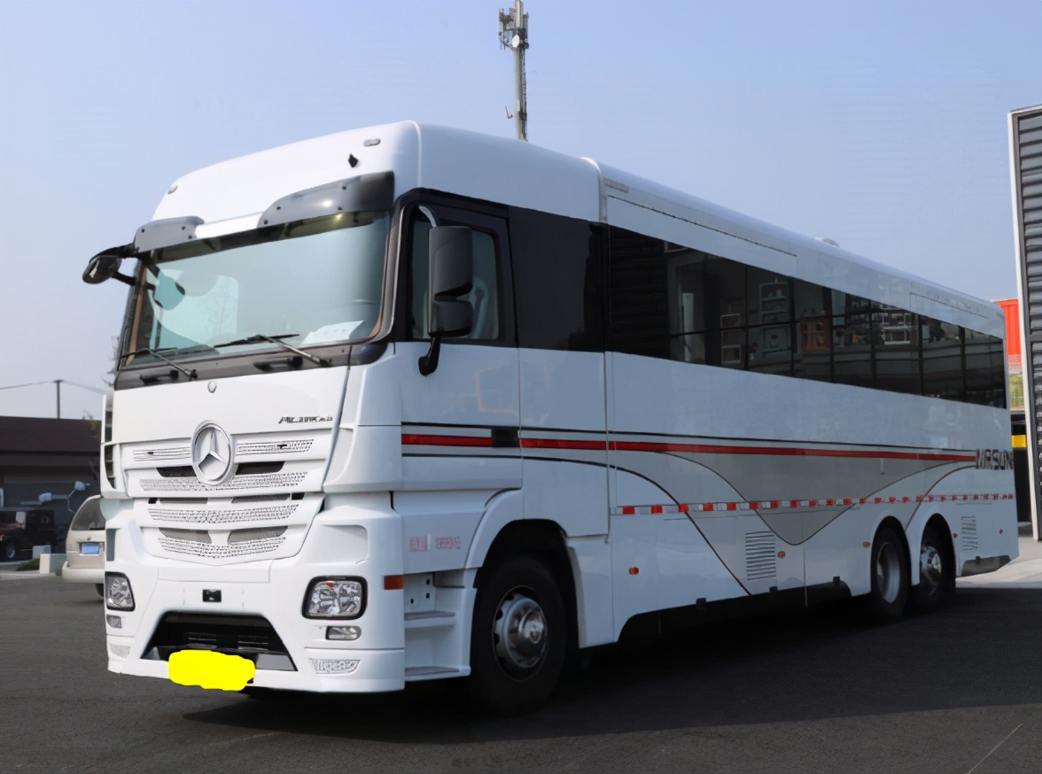 北京东城老板花720万买奔驰别墅级房车,牵引车造型,豪甲一方