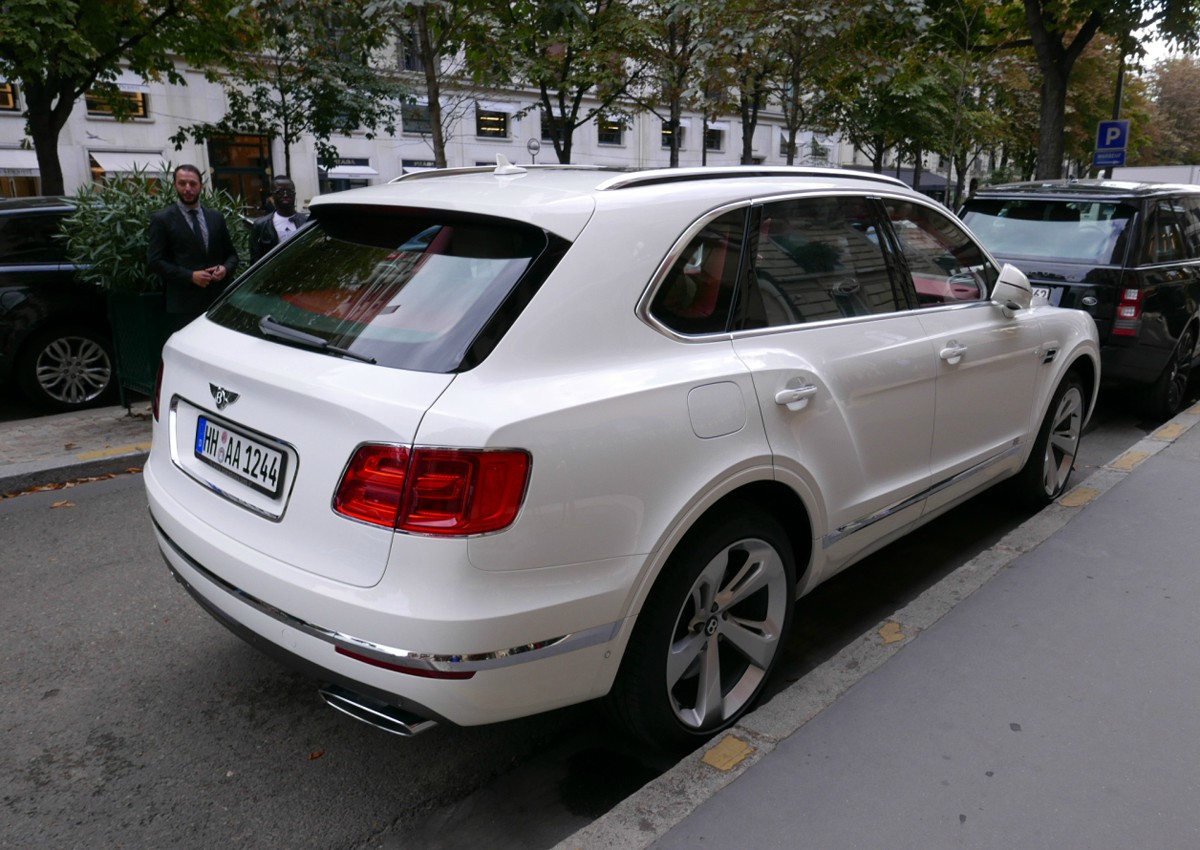 宾利bentayga这白色很帅