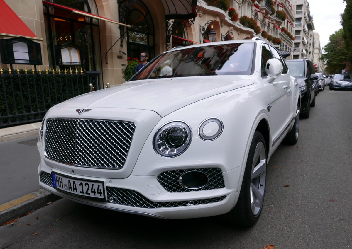 宾利bentayga这白色很帅