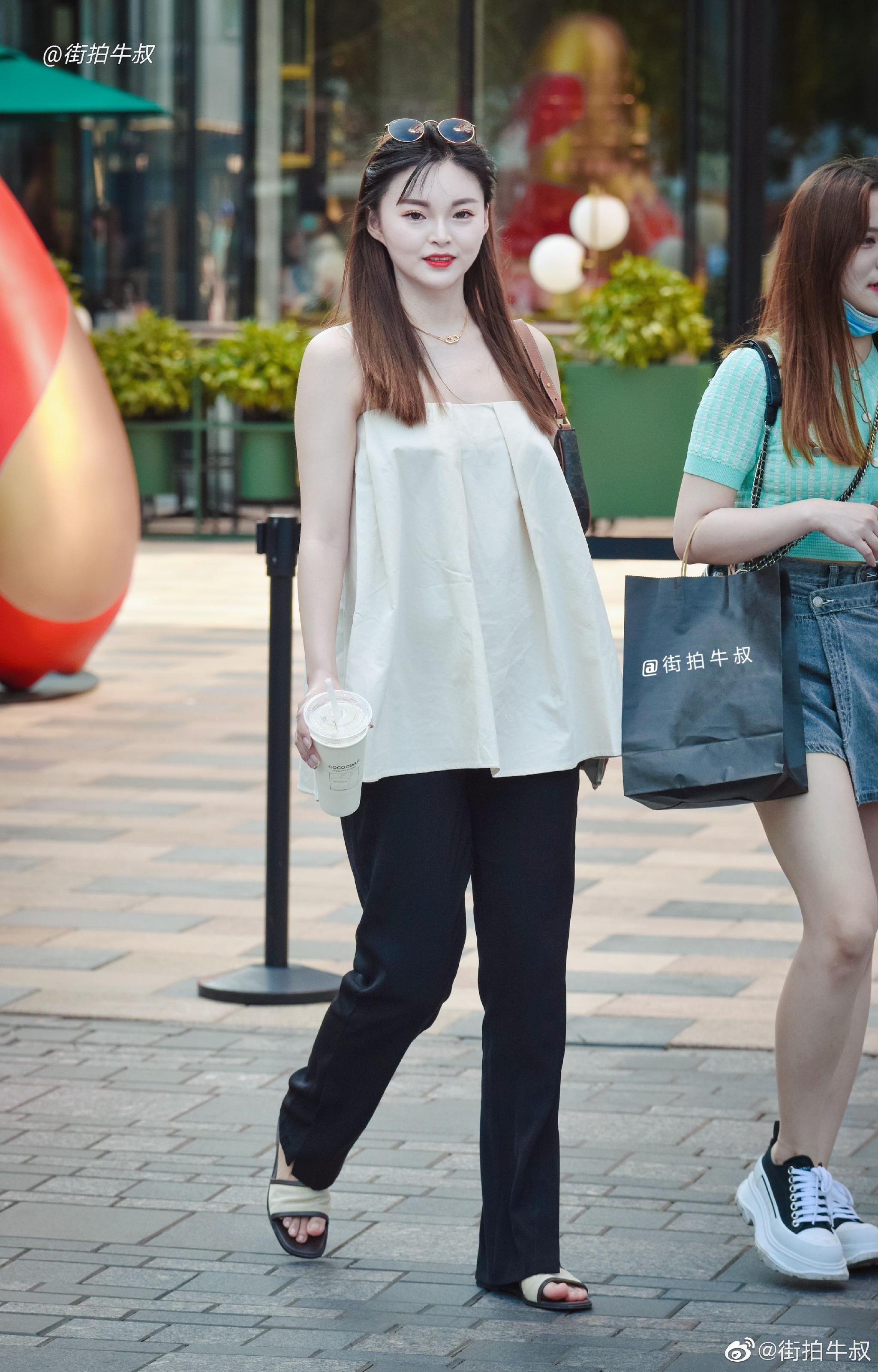 美女穿着漂亮的一字肩蓬蓬衫出街