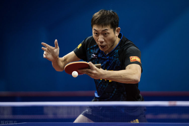 上海地产集团对阵深圳宝安明金海,首盘是双打比赛,许昕继续搭档徐晨浩