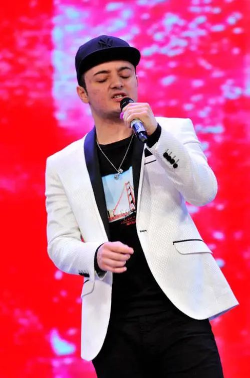 大秀健硕身材,头发浓密像换了一个人|非常6 1|新疆|阿尔法_新浪新闻