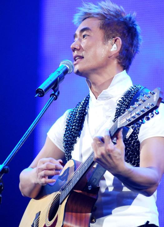 任贤齐凭借电影《官兵捉强盗》正式进入影视圈,1998年搭档吴倩莲在