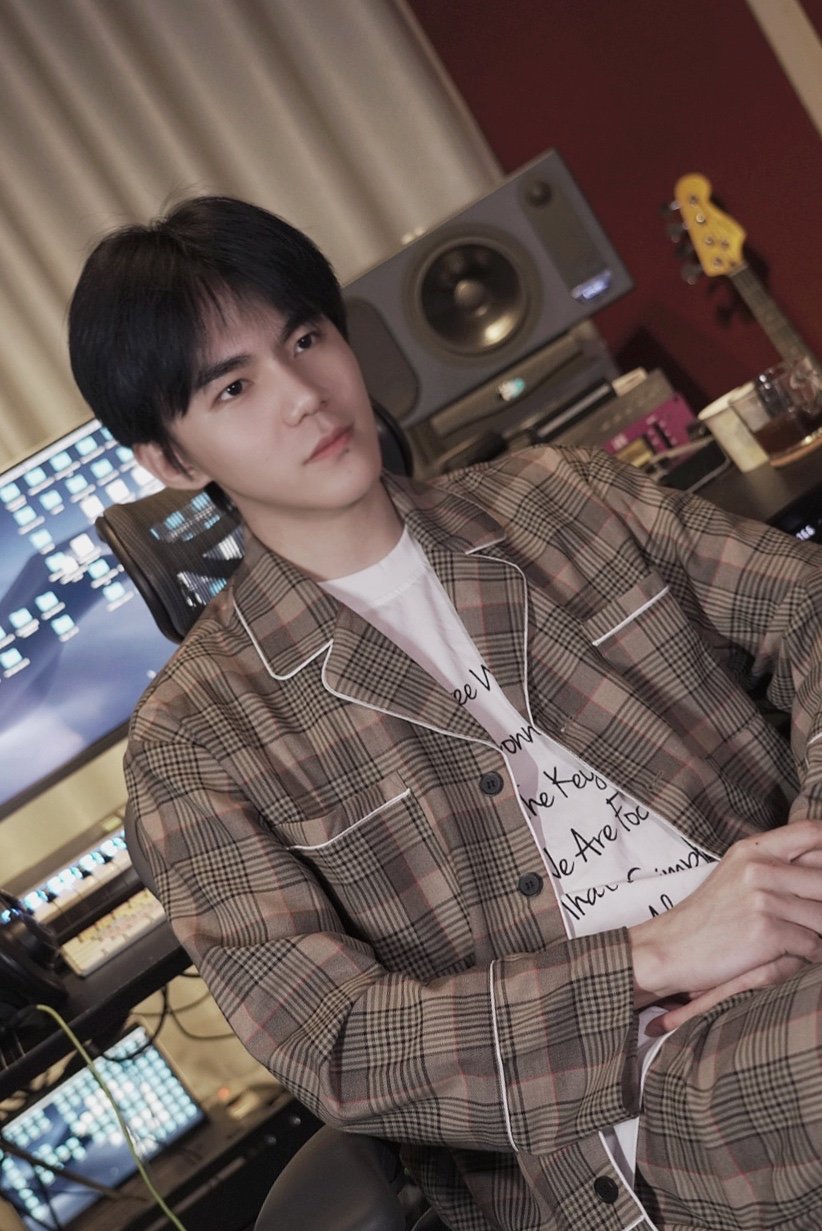 a18我们的主歌 小牛奶诺言合作新歌 录音花絮返图_高清图集_新浪网