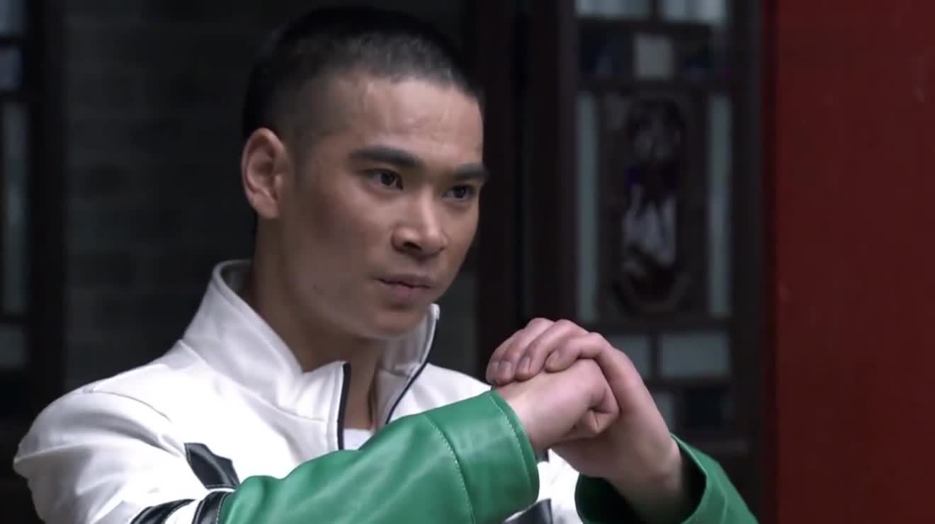 李小龙传奇:黄皮小子打的这套拳,师傅看见了,自称远远不如