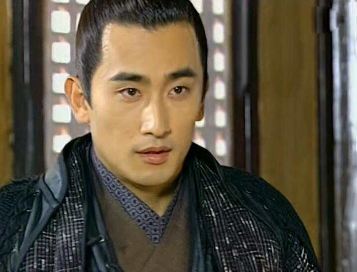 铁手由韩国演员车仁表饰演,虽然宣传照饰演追命的钟汉良排在首位,但剧