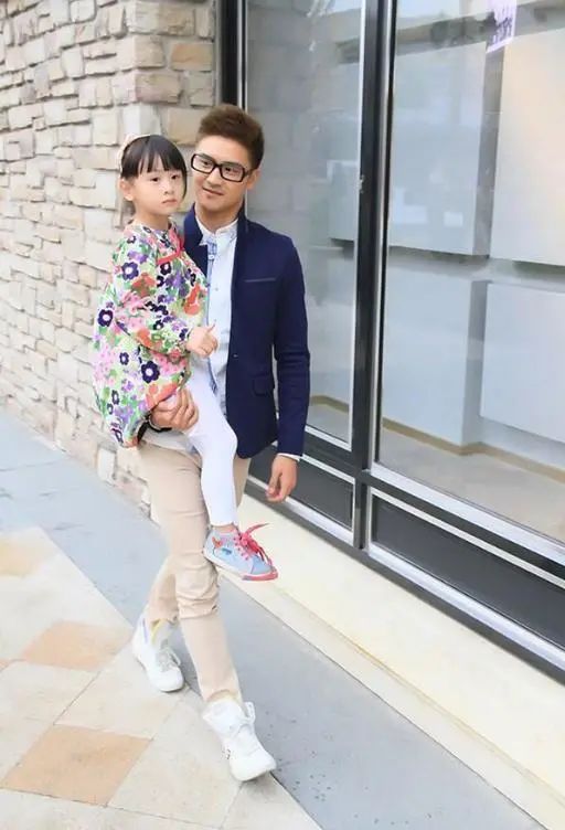 田亮一家四口走机场,13岁森碟疑发胖,10岁小亮仔很乖巧