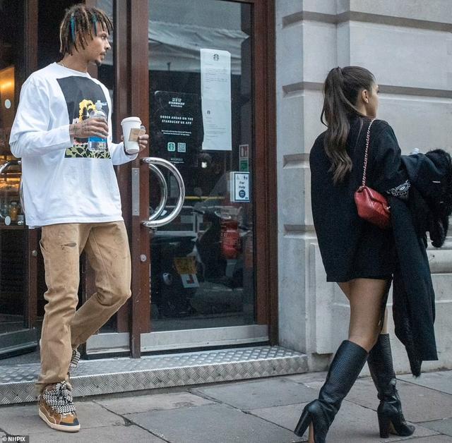 热刺大将与瓜帅女儿“吻到忘记世界”，二人恋爱如今又添实锤！被超模怒甩半年后，热刺球星再觅真爱？休闲区蓝鸢梦想 - Www.slyday.coM