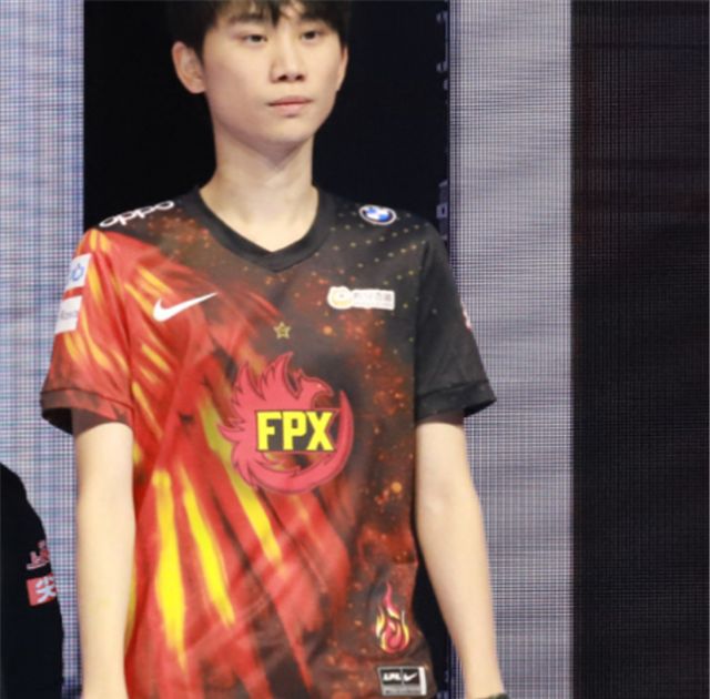 doinb被雨童“激”了下，什么都说？暗示卡萨没队要smlz可能休息休闲区蓝鸢梦想 - Www.slyday.coM