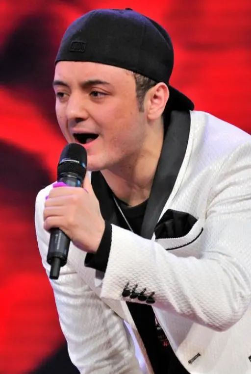 童星阿尔法在家热舞大秀健硕身材头发浓密像换了一个人