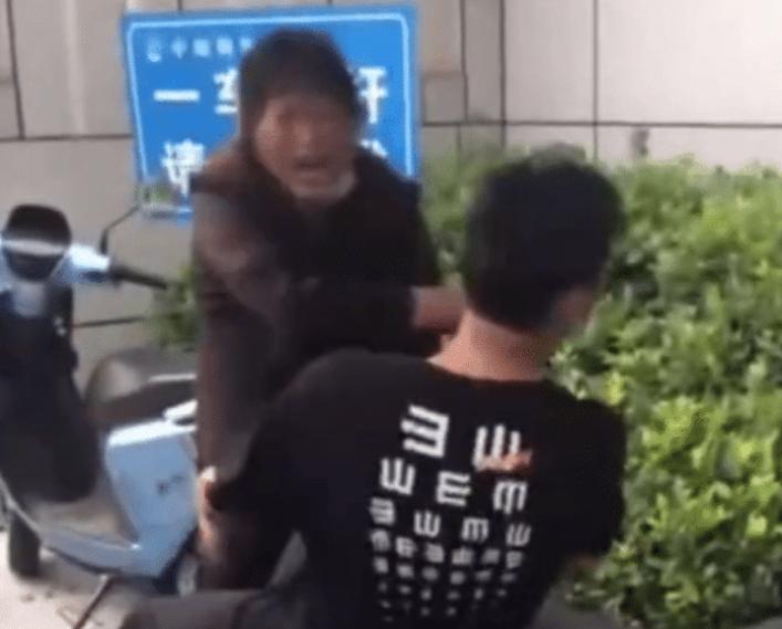 男子进小区不戴口罩,被保安阻拦后与保安争吵,母亲劝架反被揍休闲区蓝鸢梦想 - Www.slyday.coM 男子进小区不戴口罩,被保安阻拦后与保安争吵,母亲劝架反被揍休闲区蓝鸢梦想 - Www.slyday.coM