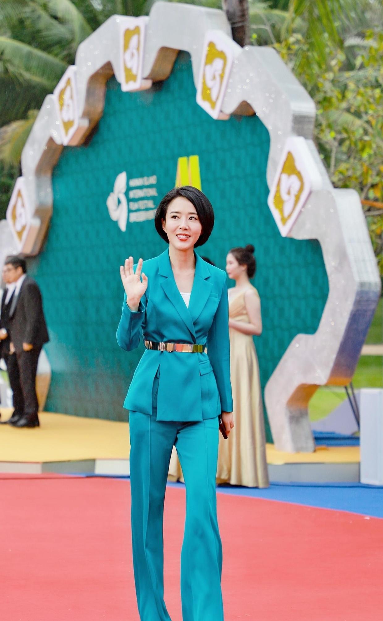 颜丹晨穿衣太另类,白色纱衣配红色半身裙高调个性,也就她能驾驭