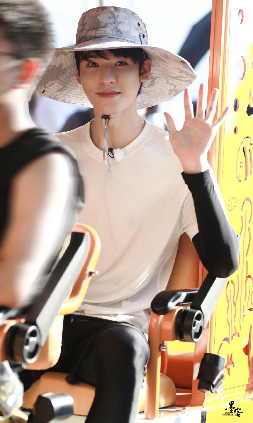 龚俊极限挑战海边饭拍路透图清新帅气的少年