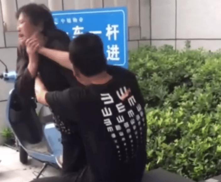 男子进小区不戴口罩,被保安阻拦后与保安争吵,母亲劝架反被揍休闲区蓝鸢梦想 - Www.slyday.coM 男子进小区不戴口罩,被保安阻拦后与保安争吵,母亲劝架反被揍休闲区蓝鸢梦想 - Www.slyday.coM