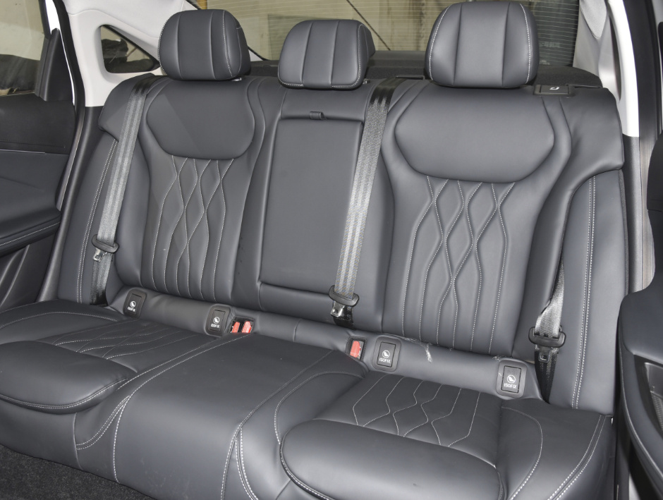 兼顾实用与运动，吉利缤瑞COOL对比奇瑞艾瑞泽8