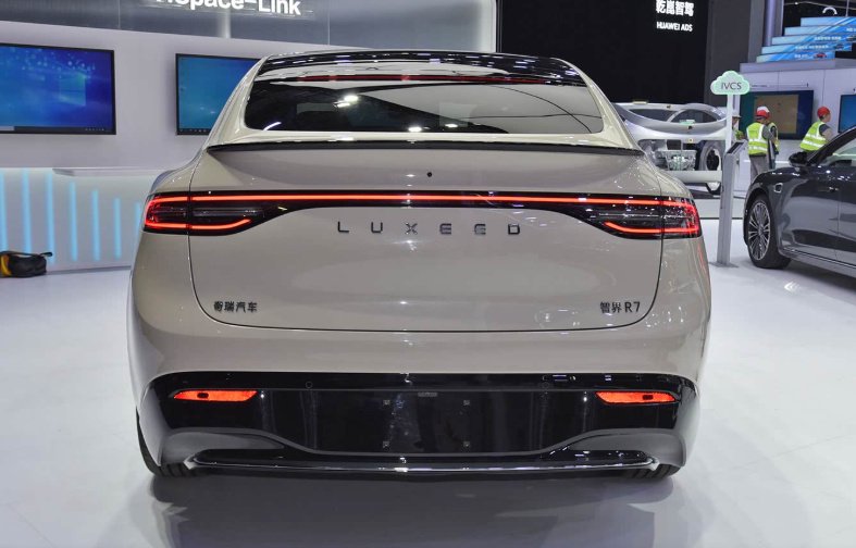 30万级华系SUV之争！阿维塔11对比智界R7谁更值？