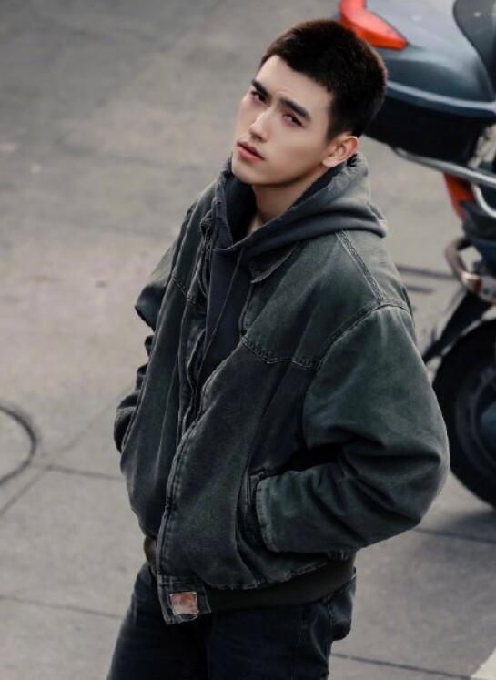 陈飞宇寸头太绝了五官还是很能打的帅哥就是要寸头