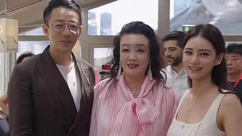 张兰曝十月份去加拿大，过去曾留学参加选美获冠军，妥妥的大美人|汪小菲|儿子|儿媳|婆婆|新店_新浪新闻