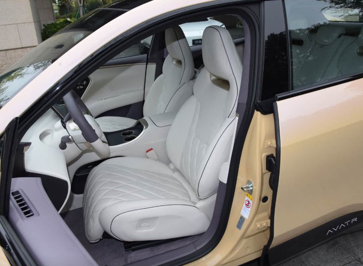 30万级华系SUV之争！阿维塔11对比智界R7谁更值？