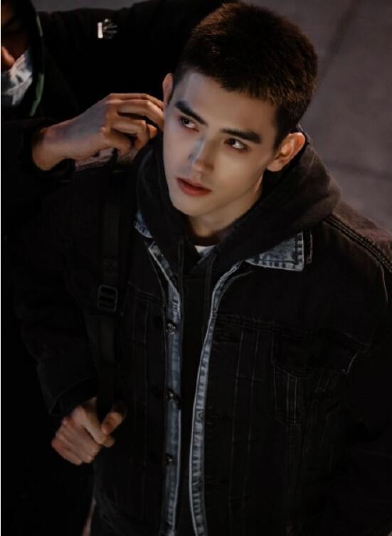 陈飞宇寸头太绝了五官还是很能打的帅哥就是要寸头