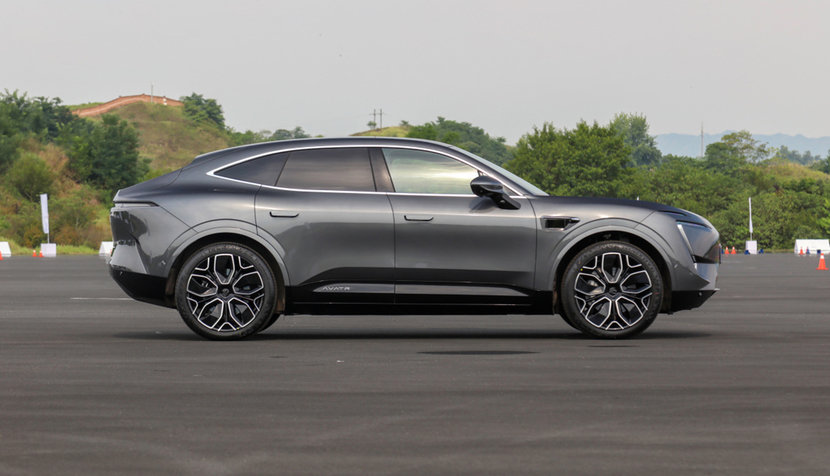 国产高端VS豪华新贵，阿维塔11对比奥迪Q5 e-tron，同价位下选谁