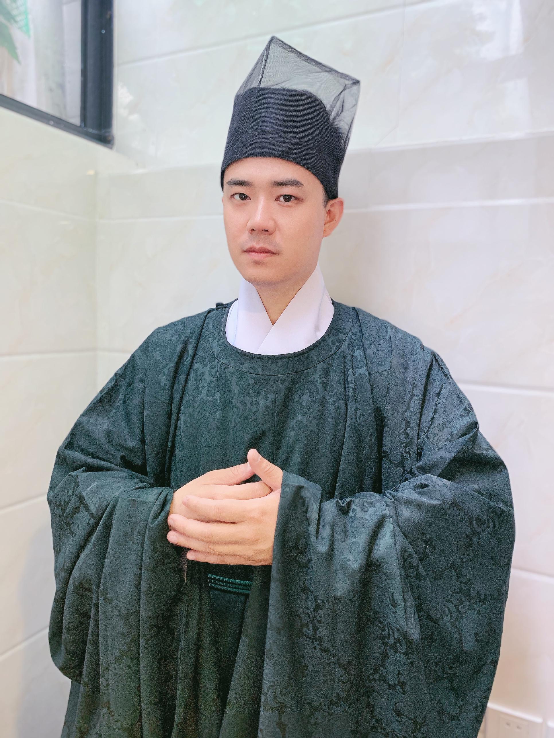 明代圆领袍:圆领袍历史要比道袍更为悠久,可以上溯到商代