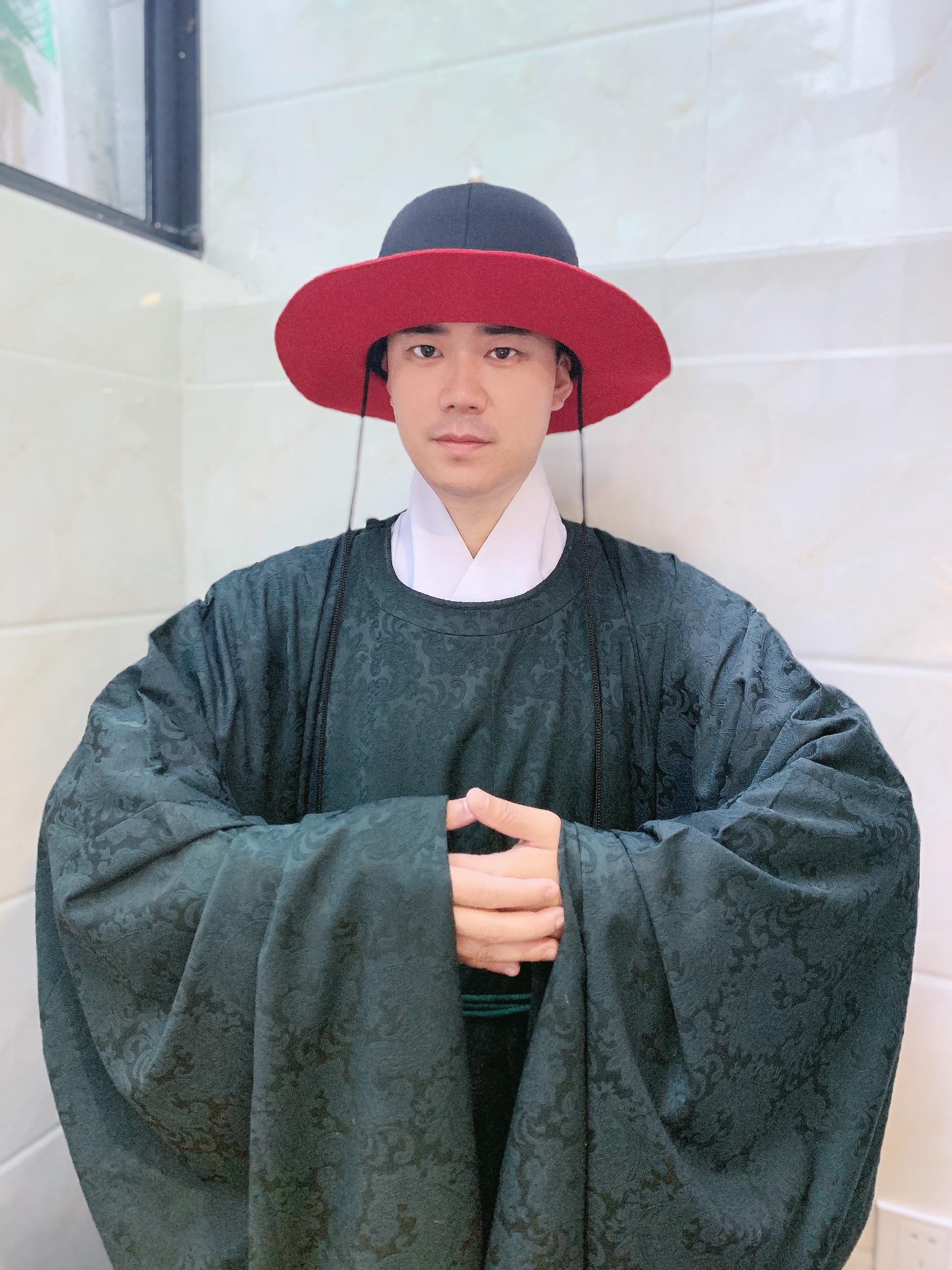 明代圆领袍:圆领袍历史要比道袍更为悠久,可以上溯到商代