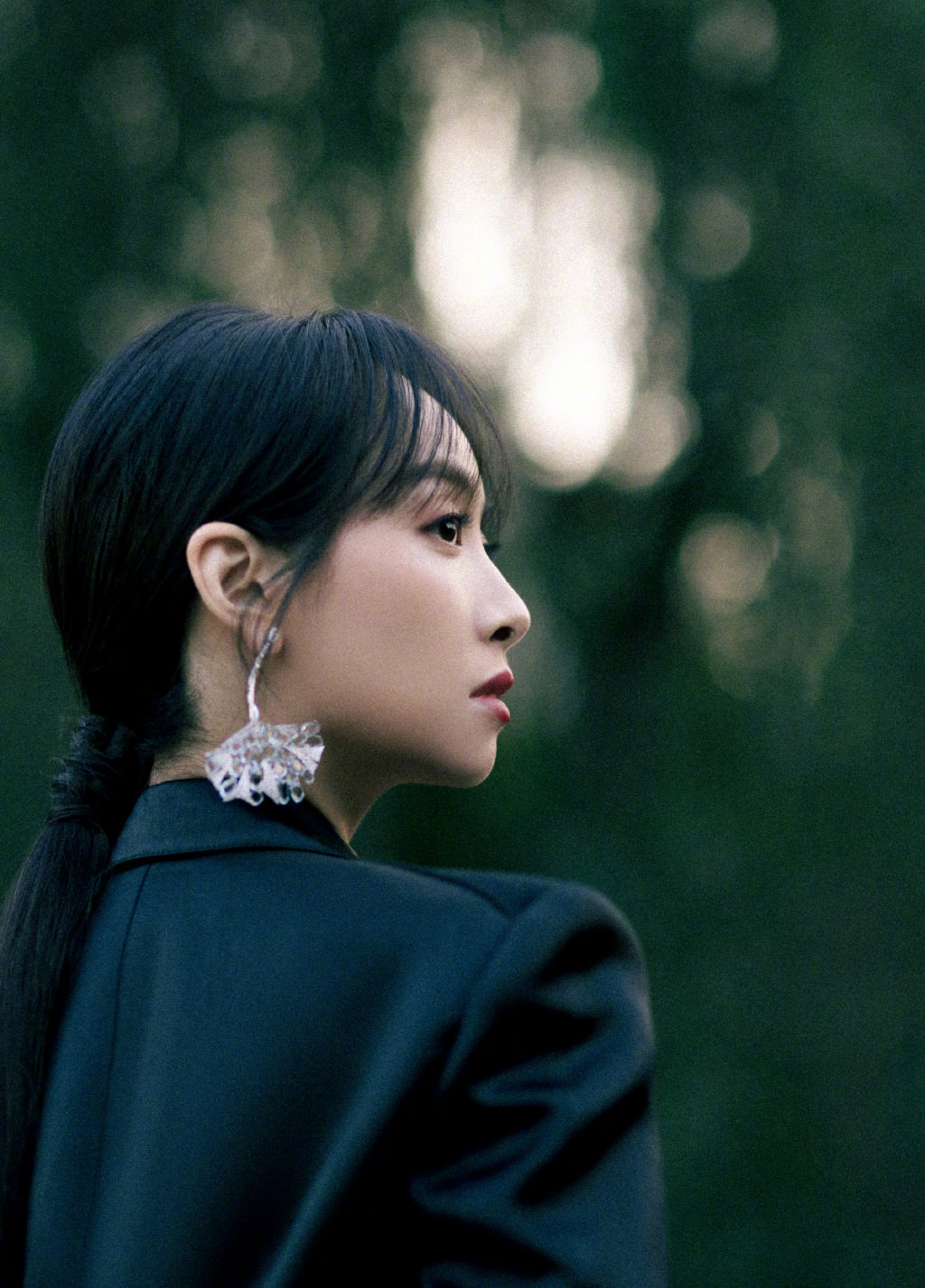 宋茜身着利落银辉墨色西装佩戴银色秋叶耳饰