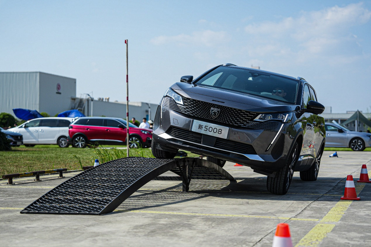 为什么说"一入法系 终身法系"?神龙汽车32周年庆的驾控体验给你答