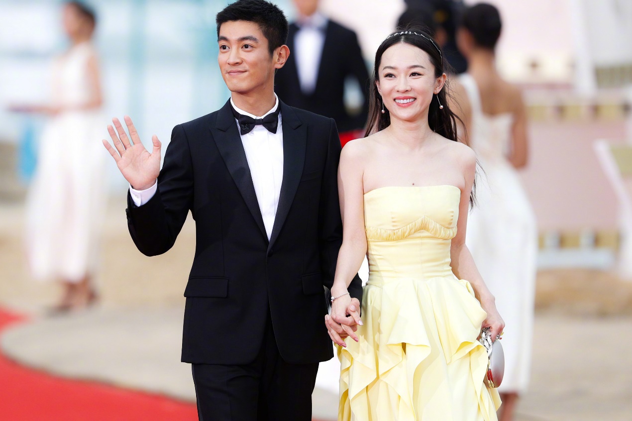 霍思燕一身小香风真贵气!踩拖鞋走路不怕冷,小脚裤上身腿粗一圈