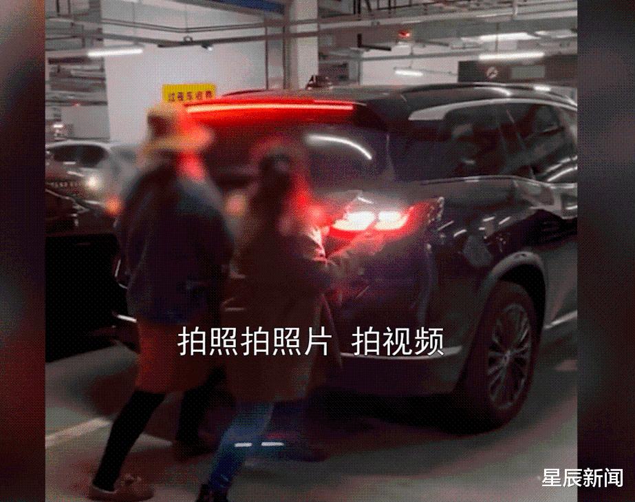 江苏一女子“人肉占车位”，被车强行顶着后退，司机淡定锁车后扬长而去休闲区蓝鸢梦想 - Www.slyday.coM