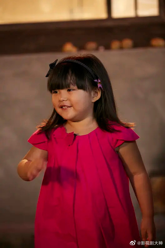 王诗龄从参加爸爸去哪儿时候的胖胖小女孩……_高清图集_新浪网