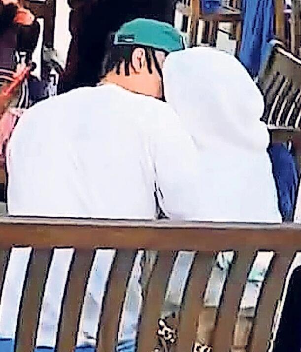 热刺大将与瓜帅女儿“吻到忘记世界”，二人恋爱如今又添实锤！被超模怒甩半年后，热刺球星再觅真爱？休闲区蓝鸢梦想 - Www.slyday.coM