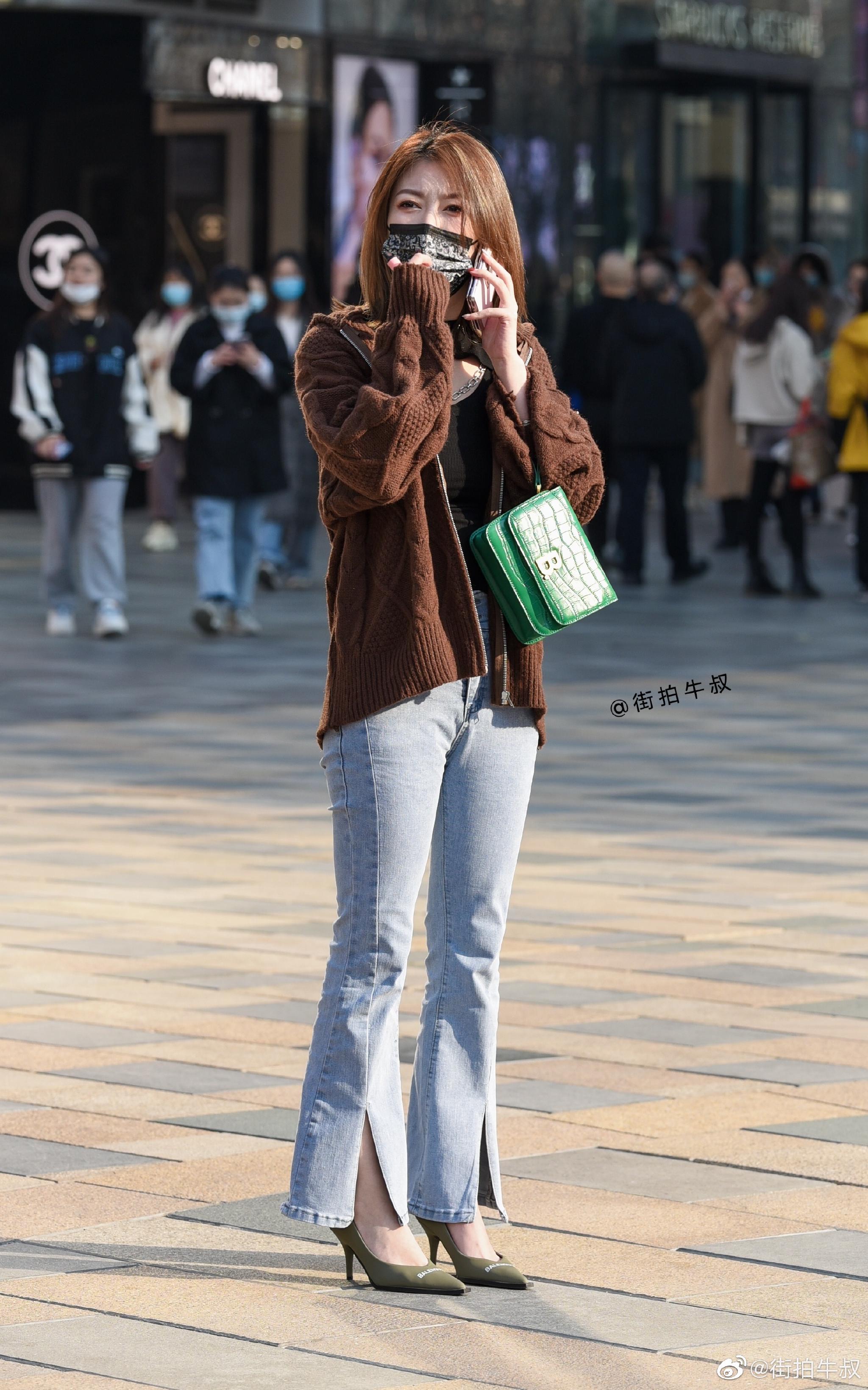 美女穿着漂亮的开叉直筒牛仔裤出街_高清图集_新浪网