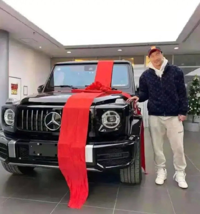 人生赢家!鲁能球员喜提豪车,价值100多万,父亲奖励足协杯夺冠