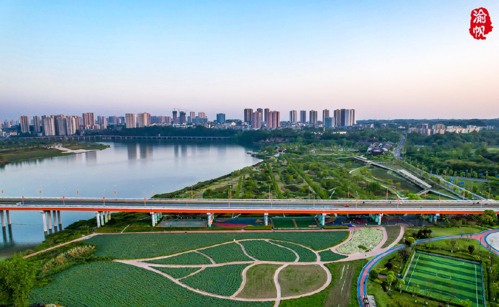 莲花大桥是潼南第二座跨江大桥,它建成立2010年,大桥长度为594米,桥面